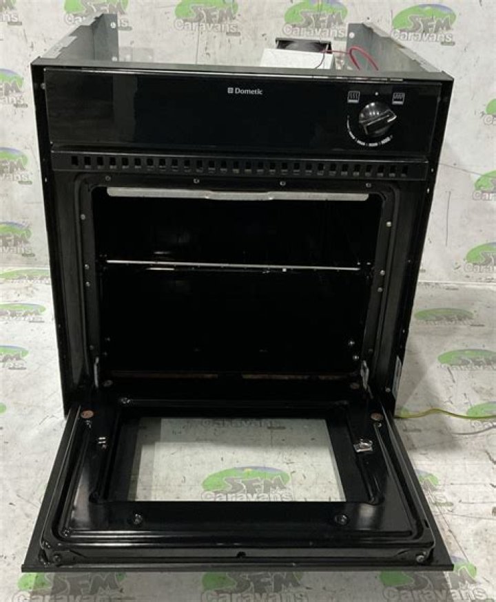 Can a smev cu402 Grill fit a Dometic Hob?