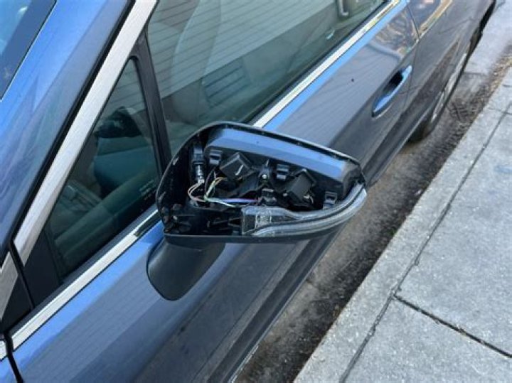 Can a wing mirror be knocked off a car?