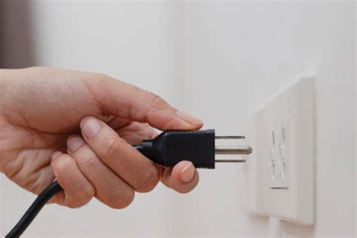 Do you have to unplug the battery when changing fuses?