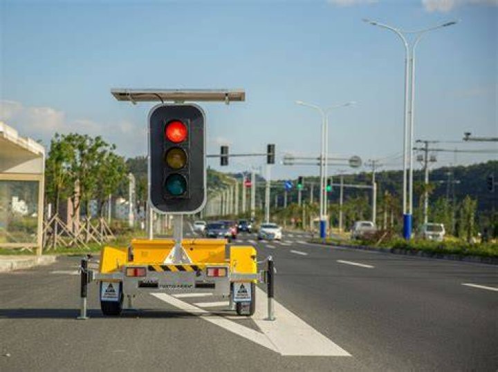 Do you legally have to stop at temporary traffic lights?