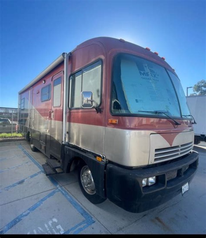 How big is a 1991 Fleetwood Bounder motorhome?