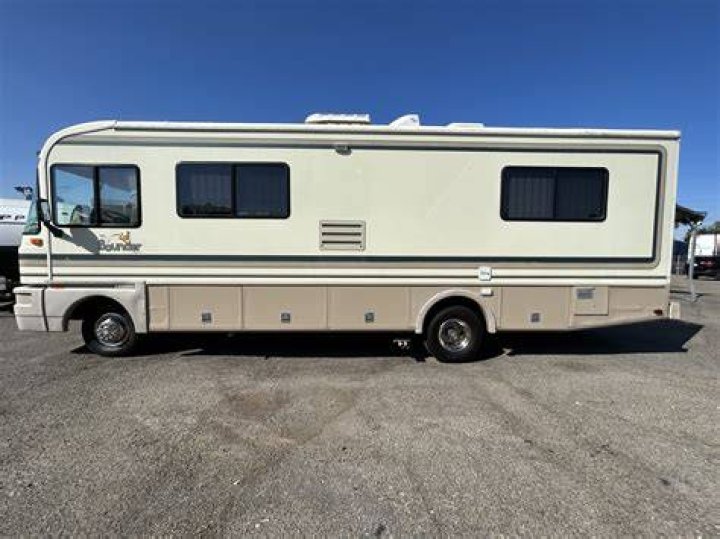 How big is a 1995 Fleetwood Bounder motorhome?