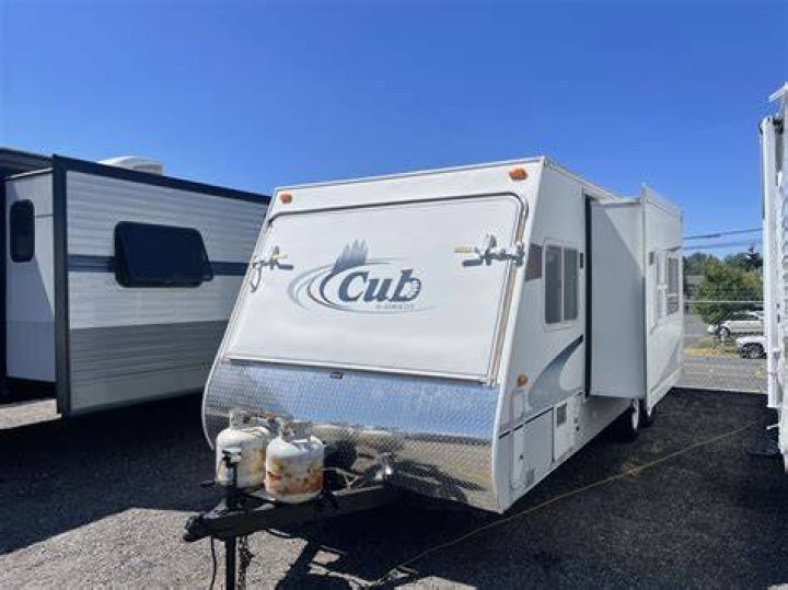 How big is a 2007 Cub hybrid travel trailer?