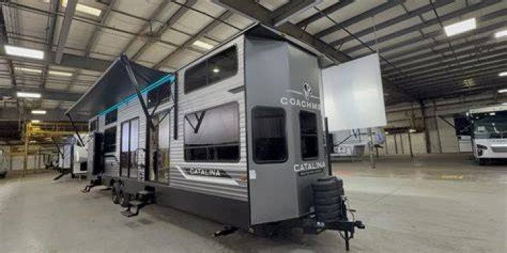 How big is the 2000 coachmen Catalina RV?