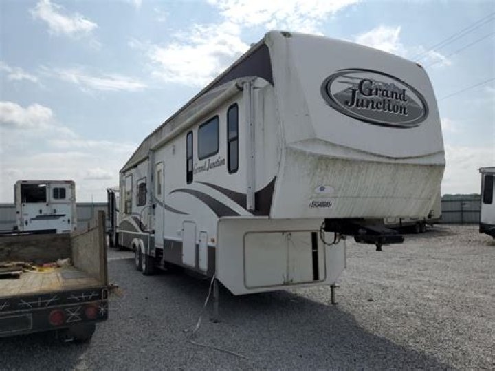How big is the Dutchmen Grand Junction fifth wheel?