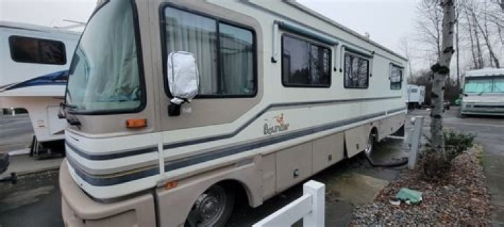 How long is a 1996 Fleetwood Bounder motorhome?