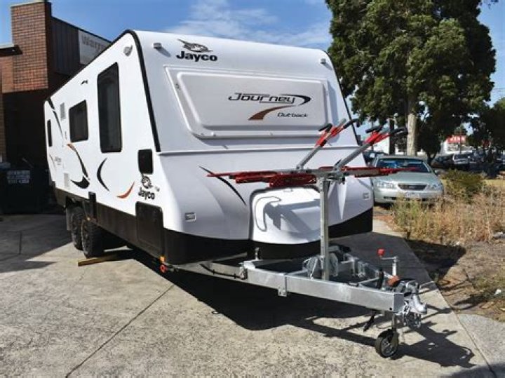 How many people can sleep in a Jayco Starcraft caravan?