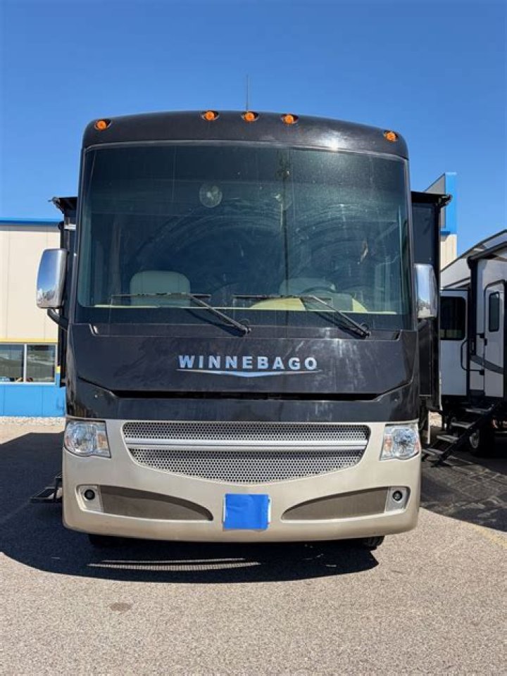 Is the adventurer 38Q a Winnebago gas coach?