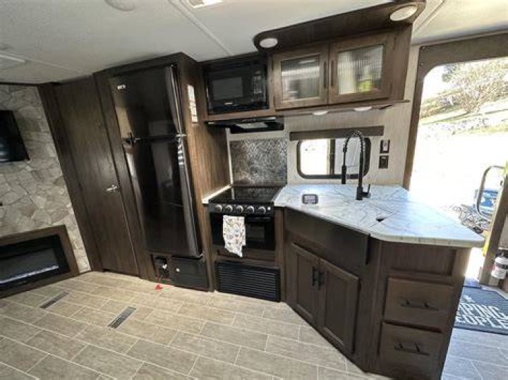 Is the Cherokee 264dbh equipped with an outside kitchen?