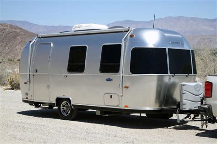 What are the features of an Airstream sport 22?