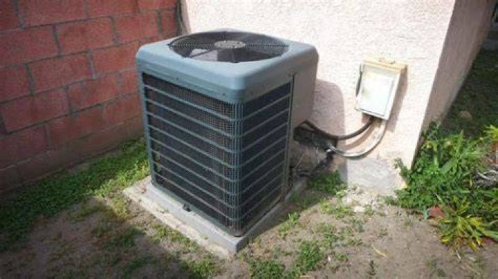 What kind of air conditioner does Damon intruder have?