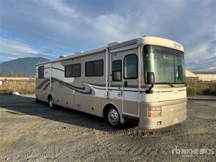 What kind of engine does a 2000 Fleetwood discovery have?