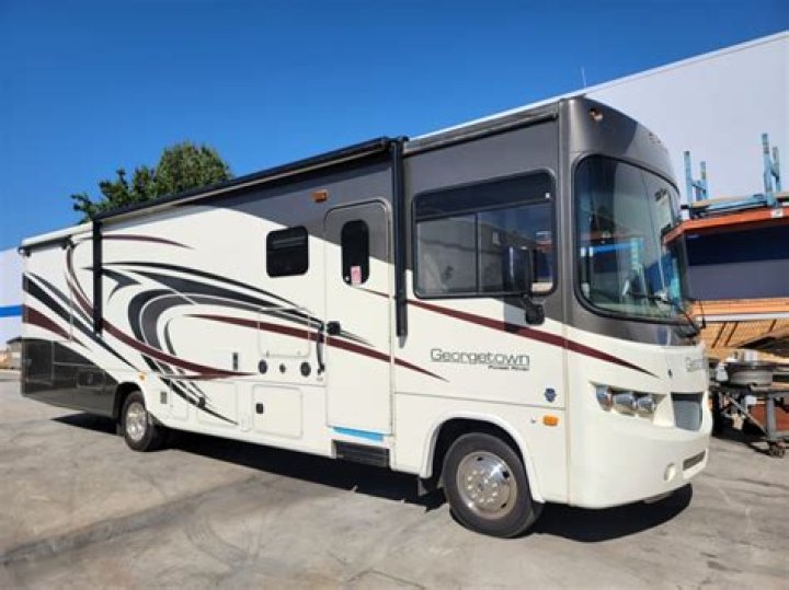 What kind of engine does a F53 motorhome have?