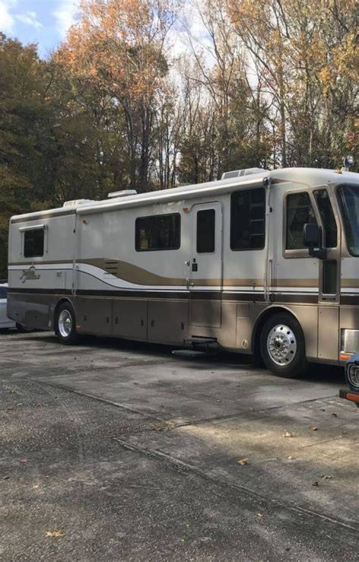 What kind of engine does American Eagle motorhome have?