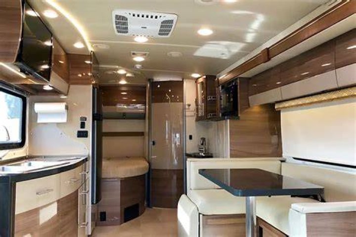 What kind of kitchen does Itasca Navion 24J have?