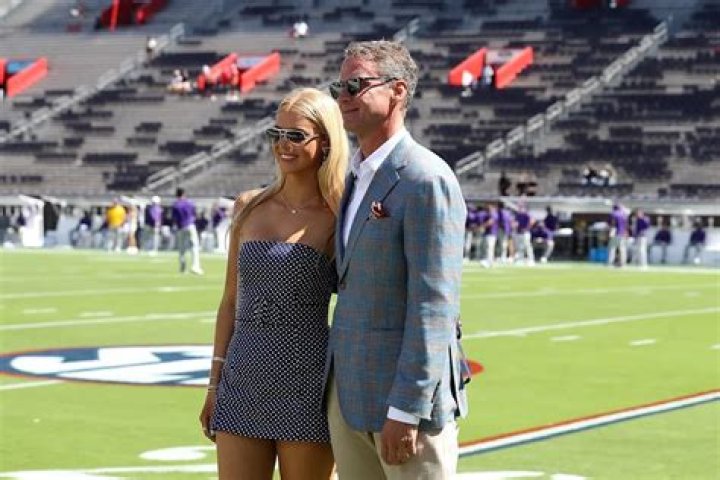 When did Lane Kiffin sign with University of Tennessee?